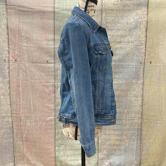 - Real good condition Woman’s Old Navy jean jacket. Size is medium. - Picture 7 of 16